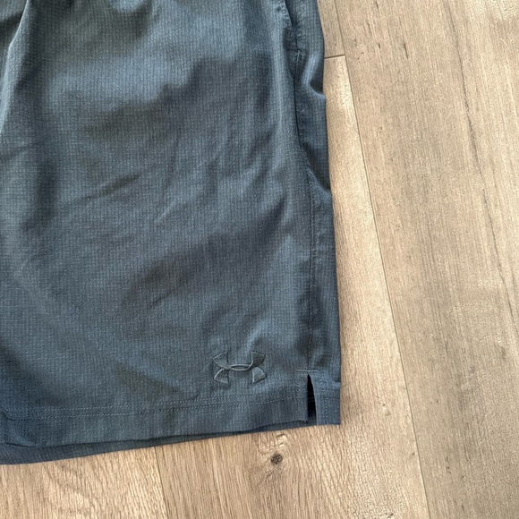 Menβs Under Armour Grey Hidden Tie Basketball Shorts - Picture 2 of 5